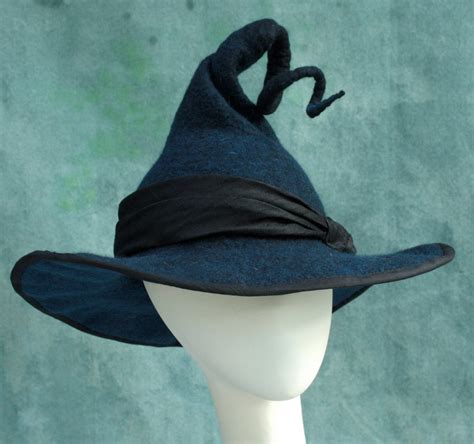 Plain bvack witch hat